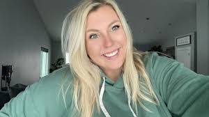 Samantha Phipps's Instagram, Twitter & Facebook