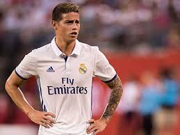 Se destaca por su estilo clásico, puesto que es casi completamente blanco a excepción de algún ribete azul marino. James Se Va A Quedar Aqui Estoy Cansado De Repetirlo