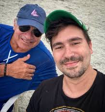 Mi papá no solo me enseñó a tocar guitarra y a patear un balón, sino que  con su ejemplo siempre me ha mostrado cómo ser una persona sencilla,  humilde y amable con