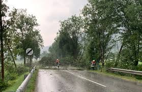 It is located 6 km (4 mi.) west of kitzbühel. Strassen Durch Erdrutsche Blockiert Tirol Orf At