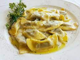 Piatto lombardo per eccellenza, i casoncelli sono un gustosissimo primo a base di pasta e carne, capace di soddisfare i palati più esigenti grazie a un ricco mix di sapori diversi, tutti molto spiccati. Casoncelli Alla Bergamasca Ricetta Originale Ripieno Condimento