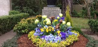 Fruhjahrsbepflanzung Grabpflege Der Blumenhalle Am Sudfriedhof Leipzig
