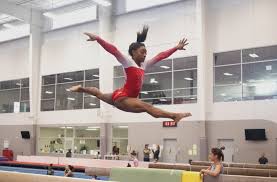 Выиграла четыре золота на олимпиаде, но испугалась пчелы на пьедестале. Simone Biles Shares Her Health And Wellness Habits Well Good