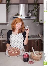 Die herzchendeko macht die süßspeise einerseits zur wahl für verliebte. Gluckliche Verliebte Frau Die Selbst Gemachten Kuchen Zeigt Stockbild Bild Von Liebe Lebensstil 51525301