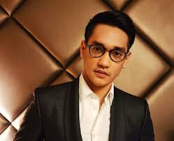 C cmaj7 awalnya ku tak bermaksud apapun am em f saat ku kenal dirimu dm g kita hanya saling c g/b am bercerita tentang dm g c ku dengannya kau dengan dia. Video Klip Afgan Ku Dengannya Kau Dengan Dia Iradio Fm
