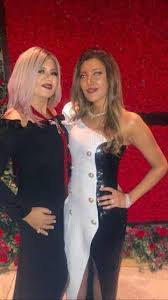 يُحكى أنّ مزارعاً وزوجته كانا يملكان في مزرعتهما دجاجة جميلة ذهبية اللون، وكانت هذه الدجاجة تضع كل يوم. ØµÙˆØ± Ø±ÙŠÙ‡Ø§Ù… Ø­Ø¬Ø§Ø¬ ØªØ­ØªÙÙ„ Ø¨Ø²ÙˆØ§Ø¬Ù‡Ø§ Ù…Ù† Ø­Ù„Ø§ÙˆØ© Ø¨Ø­Ø¶ÙˆØ± Ø§Ù„ÙÙ†Ø§Ù†ÙŠÙ† Ø¨ÙˆØ§Ø¨Ø© Ø£Ø®Ø¨Ø§Ø± Ø§Ù„ÙŠÙˆÙ… Ø§Ù„Ø¥Ù„ÙƒØªØ±ÙˆÙ†ÙŠØ©