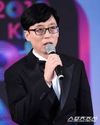 Born and brought up in seoul, yoo studied at the seoul institute of the arts, but dropped out before graduating due to an already promising career in comedy. Running Man S Yoo Jae Suk Korea S National Mc Striking Out With Lee Hyori And Rain In K Pop Supergroup Ssak3 South China Morning Post