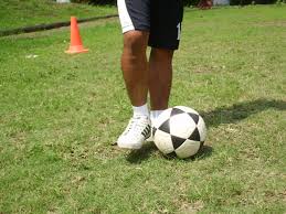 Menggiring Bola Dengan Kaki Bagian Luar Menggunakan