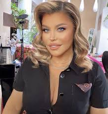 E cameleonică pe scenă, în vestimentaţie, în muzică, dar iată că şi chipul i se schimbă de la o zi la alta. Loredana Groza Secretul Unei CÄƒsnicii De DuratÄƒ Trucurile La Care A Apelat Celebra CantÄƒreaÈ›Äƒ