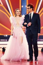 Drei finalisten tanzten um den diesjährigen titel. Let S Dance Die Grosse Profi Challenge Die Moderatoren Victoria Swarovski Und Daniel Hartwich Starsontv