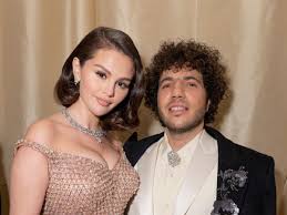 S. Gomez unphotoshopped bikini body celebrated