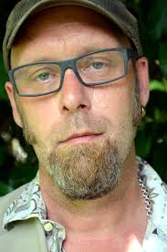 File:006b04h Pressekonferenz WasserKunst Zwischen Deich und Teich, der  Maler, Zeichner, Bildhauer, Lyriker und Autor Tom Otto, hier im Park vom  Edelhof Ricklingen in Hannover.jpg