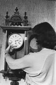 Стрелки часов необходимо будет перевести на один час вперед. V Es Perestanut Menyat Vremya S Letnego Na Zimnee V 2021 Godu Vikinovosti