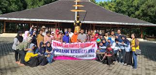 Di dalam kelompok terjadi dinamika interaksi yang saling bergantung, saling membutuhkan dan menjadi laboratorium tempat klien berlatih perilaku baru yang adaptif untuk memperbaiki perilaku lama yang maladaptive. Terapi Aktivitas Kelompok Menuju Sejoli Sehat Jiwa Odgj Terampil Dan Mandiri Puskesmas Mojoagung