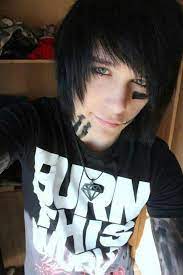 There are just key characteristics that have to be followed and the rest depends on how you would like to play with your cut and style. Emo Boy Black Hair Znamenitosti Emo Volosy