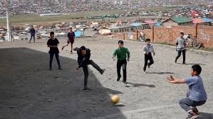 More images for imagen de niños jugando futbol en el barrio » El Magnetismo Del Futbol Callejero En Diferentes Rincones Del Mundo