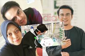 Ia telah menyingkapkan jubah putih teh ninih hingga pinggang. Baby Di Penjagaan Rapi Untuk Menstabilkan Pernafasan Isteri Selamat Lahirkan Bayi Lelaki Dr Fitri Haris Luah Rasa Syukur Media Hiburan