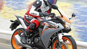 They had just received 2 off the new to australia 2011 cbr125r's looking at them i tried the 250 i had gone there to. Fahrbericht Honda Cbr 125 R Motorradonline De