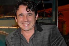 Pela mesma instituição de ensino, começou a estudar jornalismo, onde se formou em 2008. Depois De Uma Semana Internado Ator Caio Junqueira Morre No Rio Almanaque Home