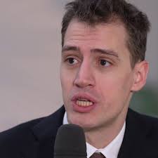 "C'est une manière de faire un jeu de rôle" : Arthur Mensch, patron de  Mistral AI, présente son robot conversationnel "Le chat"