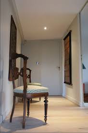 Gris Bleute Pour Le Relooking Du Palier Desservant Les Chambres De L Etage Associee Au Parquet En Bois Clair Et Gris Dan Parquet En Bois Clair Mobilier Espace