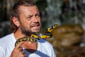 Bom dia! Essa é a caninana ( Spilotes pullatus ), uma serpente com uma bela  coloração preta e amarela, vive tanto no chão quanto em árvores. Podendo  chegar a quase 3 metros