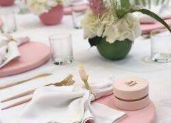 Piccole riproduzioni di etichette per bagagli, valigette handmade realizzate con cartoncino o foto di molto più di un semplice dettaglio, i segnaposto sono un ritratto veritiero dello stile del matrimonio! Segnaposto Matrimonio Elegante Il Dettaglio Che Fa La Differenza