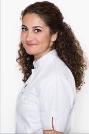 Even voorstellen: mijn naam is Nasrin Peppelenbos-Mohammadi en ik ben  tandarts bij Mondhygiënepraktijk Muziekplein. Voordat ik aan mij studie  tandheelkunde begon, ben ik Rechten gaan studeren met als specialisatie  Ondernemingsrecht. Hoe cliché