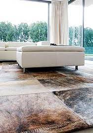 Kuhfell stierfell teppich grau natur bei kuhfelle online & nomad. Wunderschoner Kuhfell Teppich Im Patchwork Look Bild 6 Living At Home