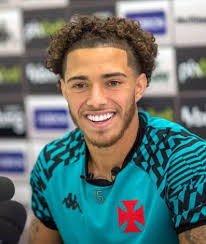 Vasco encaminha renovação de Figueiredo, e atacante terá reajuste salarial 