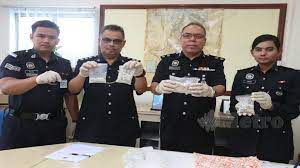 Balai polis jeli 23 km. Empat Sahabat Ditahan Bersama Dadah