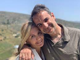 Σε ηλικία 18 ετών ξεκίνησε τις σπουδές του στο αντικείμενο της μαγειρικής σε σχολή της θεσσαλονίκης ενώ αργότερα πήγε στην ιταλία όπου έκανε. H Tryferh Fwtografia Toy Kyriakoy Mhtsotakh Me Thn Koykla Korh Toy Dafnh Queen Gr