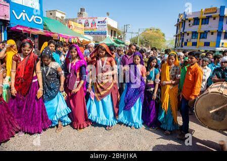 Jhabua / India 8 January 2020 Indian bhil tribal young women dancing on drum ( dhol ) beats during Bhagoria Festivalat Jhabua districts of Madhya Pra Stock Photo - Alamy
