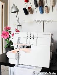 Aujourd'hui, je vous retrouve pour vous parler d'une machine à coudre, que je trouve vraiment pas mal pour débuter la couture et qui a un excellent rapport qualité prix. Investir Dans Une Surjeteuse Une Bonne Ou Une Mauvaise Idee Les Lubies De Louise