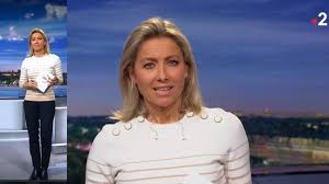Le Pull A Rayures De Anne Sophie Lapix Dans Journal De 20h De France 2 Dispo A Rayures Noires Spotern En 2020 Anne Sophie Lapix Sophie Lapix Anne Sophie