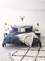 A minimalist bed does not have to be uncomfortable… 85 First Apartment Decorating Ideas For Couples Apartment Couples Small Bedroo Mid Century Modern Bedroom Decor Apartment Bedroom Decor Home Decor Bedroom