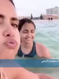 جدل وغضب بعد ظهور ناشطة سعودية بالبيكيني!! - باب الويب - فرانس 24  France  24