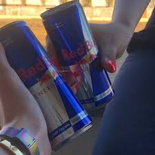 Neben dem klassischen 'red bull' gibt es inzwischen auch eine zuckerfreie variante des getränks. Energetik Energydrink