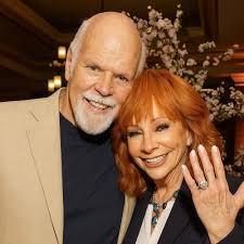 Rex Linn proposed to Reba McEntire on Christmas Eve, during a walk on their Nashville-area property 😍 He bought the ring months beforehand, but was waiting for just the right time 💍