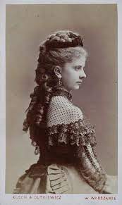 Victorian Women Hairstyles One Of The Most Uncomfortable Fashions Of All Times Vintage Portraits Victorian Hairstyles Victorian Women