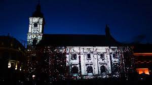 Evenimentele stradale încep la ora 18 pe nicolae bălcescu cu piesa incursiune în abis accesul publicului la evenimentele de stradă programate în cadrul festivalului internaţional de teatru de la sibiu este gratuit. Festivalul International De Teatru Sibiu Fits 2017 On Behance