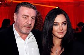 الفنانة سلاف فواخرجي نشرت فيديوهات للحفل الصغير الذي يبدو أنه أقيم بمنزلها وسط عائلتها وأصدقائها، ورقصت سلاف فواخرجي على أغنية انزل يا جميل في الساحةالتي قام بغنائها زوجها وائل رمضان ومعه ابنائهم حمزة وعلى، وكذلك حضر والد الفنانة الذي قام. Ø³Ù„Ø§Ù ÙÙˆØ§Ø®Ø±Ø¬ÙŠ ØªØ­ØªÙÙ„ Ø¨Ø¹ÙŠØ¯ Ù…ÙŠÙ„Ø§Ø¯ Ø²ÙˆØ¬Ù‡Ø§ Ø¨Ø±ÙˆÙ…Ø§Ù†Ø³ÙŠØ© ÙˆÙ‡Ø°Ù‡ Ø£Ù…Ù†ÙŠØ§ØªÙ‡Ø§ Ù„Ù‡ Ù…Ø¬Ù„Ø© Ù‡ÙŠ