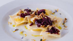 Preparate in casa la pasta per i ravioli e farciteli con un ripieno di radicchio saltato in padella, 1 uovo, 4 cucchiai di parmigiano grattugiato, sale e pepe; Ravioli Con Radicchio Noci E Panna Primo Da Capogiro