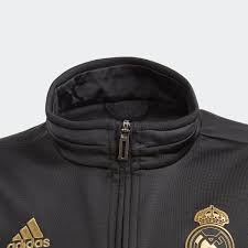 Ein trainingsanzug mit dem wappen des real madrid auf der brust und logo auf dem oberschenkel. Adidas Real Madrid Trainingsanzug Schwarz Adidas Deutschland