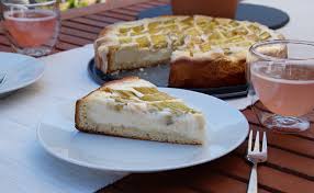 · rezept für rhabarberkuchen mit vanillecreme und streuseln auf essen und trinken. Rhabarberkuchen Mit Quark Schmeckt So Frisch Wie Der Mai
