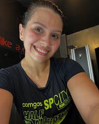 Minha garrafa de água, a esteira, eu e meus pensamentos: os 6 km saíram. E  choveu bastante aqui dentro, como diria a @sandra_azenha_ 🩷 Eram dias como  o de hoje que o