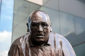 Statue In Tribut An Den Großen Koch Candido Lopez Sanz, Berühmten Charakter  Und Beliebte Stadt Segovia, Spanien Lizenzfreie Fotos, Bilder und Stock  Fotografie. Image 80007221.