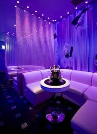 Le tribunal a déclaré ce refus discriminatoire et ordonné à la boîte de nuit de permettre à la transsexuelle d'utiliser les toilettes des femmes. 23 Idees De Boite De Nuit Boite De Nuit Nuit Discotheque