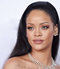 Rihanna S Most Stunning Makeup Looks We Ll Never Get Over Rihanna Makeup Stunning Makeup Rihanna