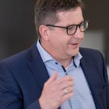 Für produktion und logistik entwickelt das unternehmen sensoren und einrichtungen, die informationen aus den prozessen gewinnen. Rainer Kuehnel Hauptbereichsleiter Operations Prokurist Endress Hauser Gruppe Xing